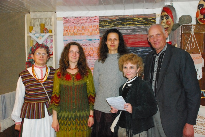 Puidokų šeima su straipsnio autore. Vlado Gaudiešiaus nuotrauka. Autorės asmeninis archyvas.