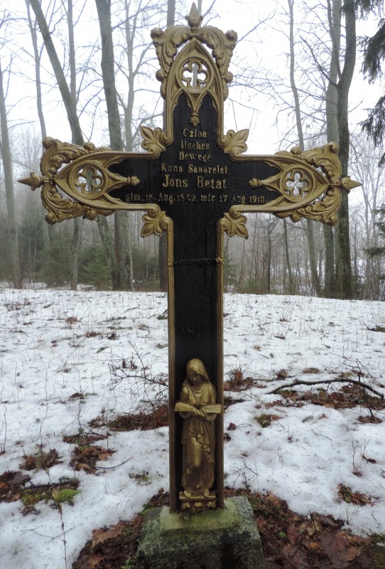 Vienas iš nedaugelio išlikusiu Virkytų kapinių antkapinių kryžių.