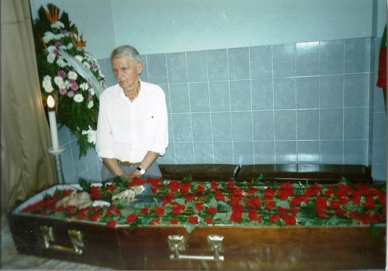​Jonas Silickas prie savo tėvo, buvusio nepriklausomos Lietuvos karininko Jono Silicko karsto. Brazilija​