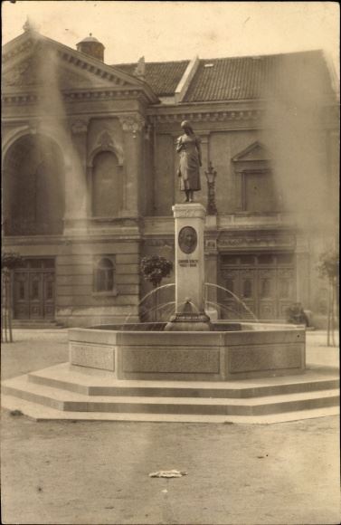 Klaipėda. Taravos Anikė ir paminklas Simonui Dachui. 1939 m