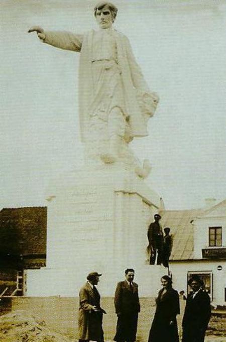 Prie statomo Nepriklausomybės paminklo Raseiniuose 1934 m . pavasarį.  Iš dešinės stovi skulptūros autorius Vincas Grybas, skulptorius J. Dagys su žmona ir P.Mikutaitis