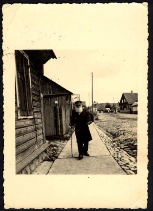 Senas žydas gatvėje, apie 1937 m. Šaltinis httpwww.yadvashem.org