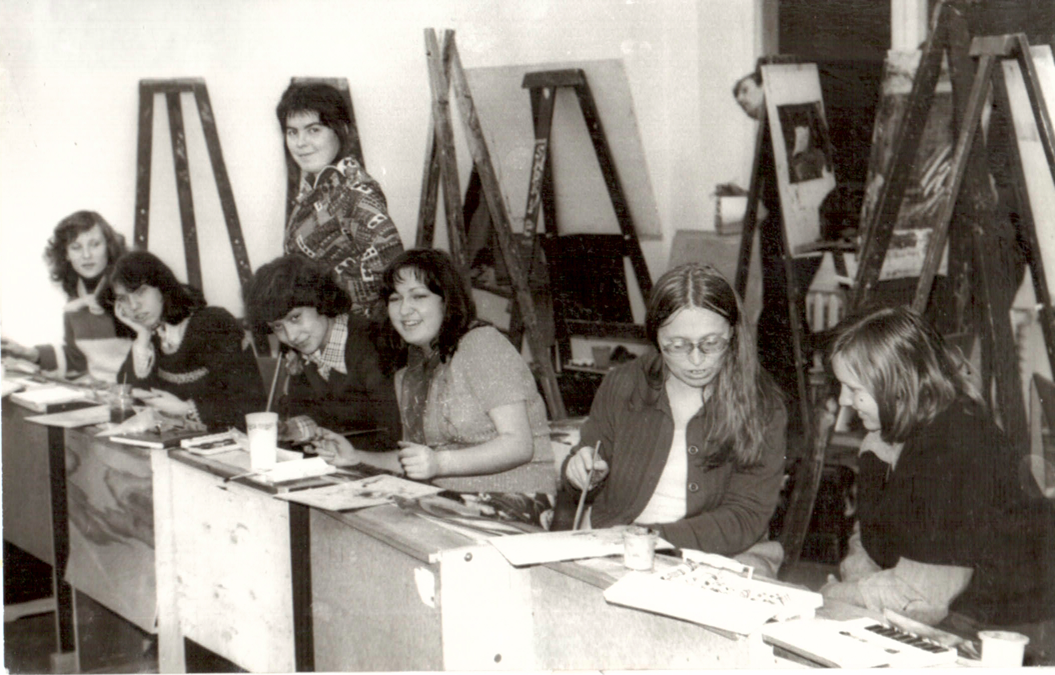Renatė Lūšis A.Brako dailės mokykloje su savo mokiniais. Vilijos Digaitienės nuotrauka
