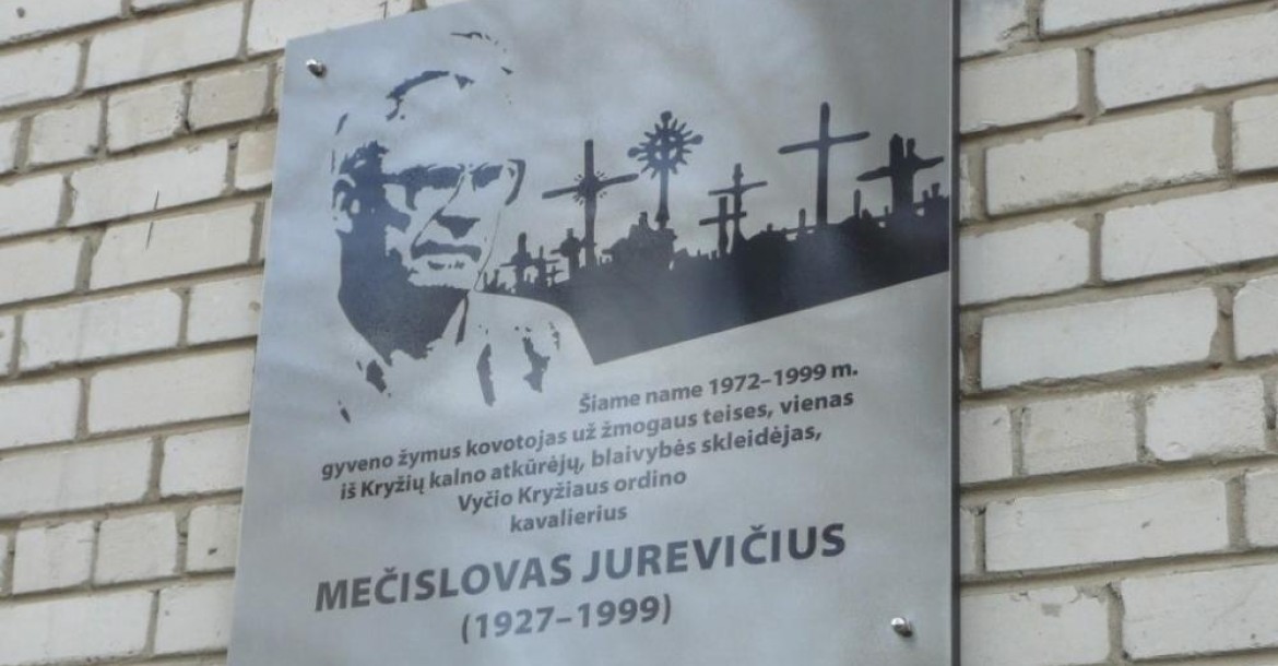 Prie Šiaulių Spindulio gatvės 6-uoju numeriu pažymėto daugiabučio pritvirtinta atminimo lenta, skirta kovotojui už žmogaus teises Mečislovui Jurevičiui. siauliai.lt nuotrauka   
